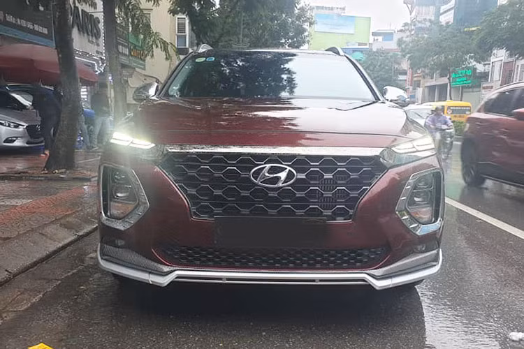 Về ngoại hình, lớn hơn thế hệ cũ Hyundai SantaFe 2019 sở hữu kích thước tổng thể là 4.770 x 1.890 x 1.705 mm (Dài x Rộng x Cao). Xe sở hữu lưới tản nhiệt phong cách Cascading Grille mới cùng cụm đèn pha tách rời tương tự như người em Hyundai Kona ở phân khúc SUV hạng B.