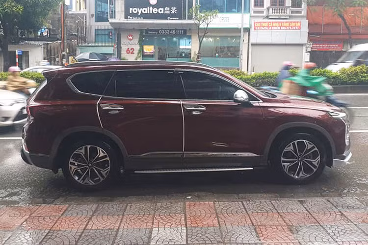 Được biết, giá xe Hyundai SantaFe máy dầu 2019 phiên bản đặc biệt "đập thùng" ở các đại lý hiện khoảng 1,19 tỷ đồng nhưng chưa bao gồm các chi phí trước bạ, đăng ký xe để lăn bánh trên đường. Với giá bán rao lên tới 1,25 tỷ đồng, có thể nói giá bán của chiếc SantaFe cũ này là “chát” khi chỉ rẻ hơn xe mới đã đăng ký khoảng 50 triệu đồng.