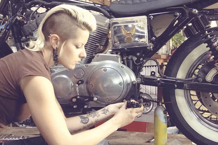 Harley Sportster 883 đời 2001 đã được thay đổi diện mạo hoàn toàn từ tay một thợ độ nữ, một cô bạn của chủ xe.