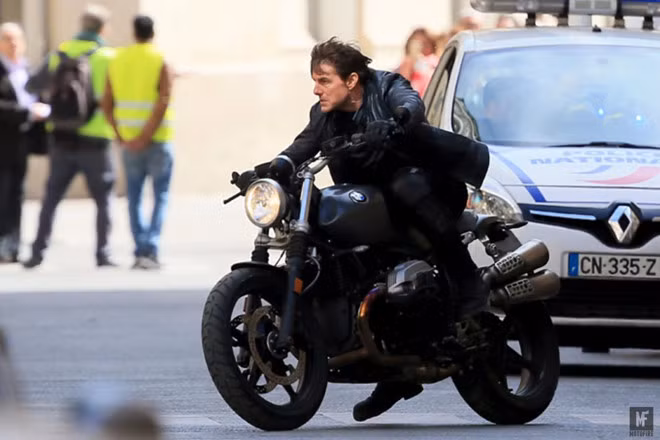 Tập phim “Nhiệm vụ Bất khả thi: Sụp đổ” có rất nhiều cảnh quanh rượt đuổi và đấm đá trên đường. Mặc dù trailer phim chỉ dài 2 phút rưỡi nhưng người ta thấy sự xuất hiện của ít nhất ba mẫu xe môtô BMW Motorrad.