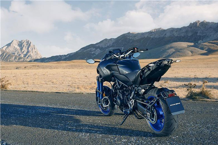 Nền tảng ba bánh trên Yamaha Niken 2018 mới được gọi là “Leaning Multi-Wheel” (LMW), hệ thống này sử dụng thiết kế điểm bắt hình bình hành giữa hai bánh trước cho phép bộ phuộc đôi mỗi bánh có thể hoạt động đồng thời không liên quan đến nhau. Chi tiết này quyết định khả năng nghiêng của xe. Với thiết kế này, Yamaha Niken mang tới cảm giác lái hoàn toàn mới lạ cho khách hàng.