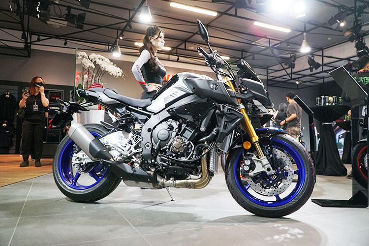 MT-03 mới nổi bật với cụm đèn bi cầu LED phía trước, bình xăng và dàn áo được thiết kế góc cạnh. MT-03 sử dụng động cơ 2 xy lanh 321cc, sản sinh công suất cực đại 42 mã lực và 29 Nm mô men xoắn, được nâng cấp hệ thống phuộc KYB hành trình ngược, phuộc sau có thể tùy chỉnh tải trọng, tư thế ngồi đậm chất thể thao và dễ dàng điều khiển. MT-03 hiện có giá bán 129 triệu đồng cho ba phiên bản màu xanh, xám và đen.