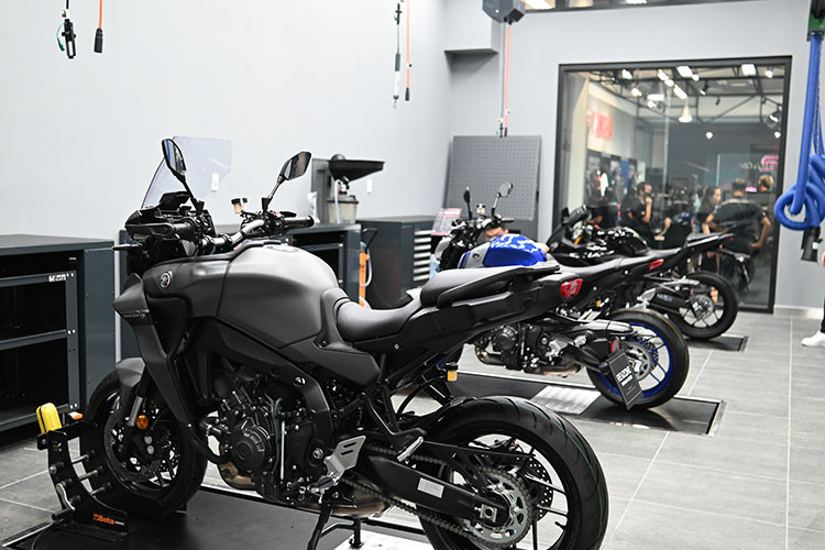 Phiên bản hiệu suất cao MT-09 SP được tối ưu hệ thống treo với cặp phuộc trước KYB cao cấp và phuộc Ohlins bình dầu rời phía sau, cho khả năng tùy chỉnh toàn phần để phù hợp nhất với sở thích người lái. MT-09 SP còn được trang bị hệ thống kiểm soát hành trình, gắp sau nhôm xước bắt mắt và yên xe thêu chỉ đôi chất liệu cao cấp. Với giá bán cực kỳ hấp dẫn 345 triệu đồng đồng cho ba màu xanh, xám và đen cho MT-09 và 369 triệu đồng cho phiên bản MT-09 SP.