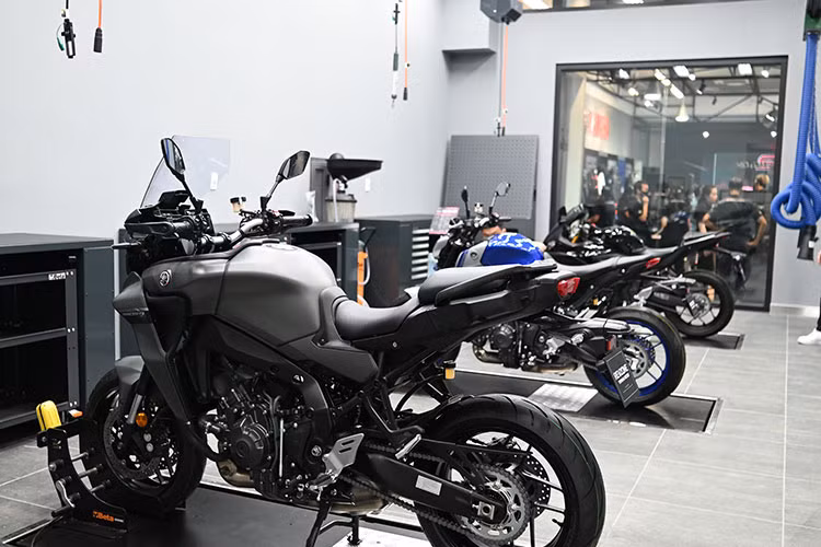 Phiên bản hiệu suất cao MT-09 SP được tối ưu hệ thống treo với cặp phuộc trước KYB cao cấp và phuộc Ohlins bình dầu rời phía sau, cho khả năng tùy chỉnh toàn phần để phù hợp nhất với sở thích người lái. MT-09 SP còn được trang bị hệ thống kiểm soát hành trình, gắp sau nhôm xước bắt mắt và yên xe thêu chỉ đôi chất liệu cao cấp. Với giá bán cực kỳ hấp dẫn 345 triệu đồng đồng cho ba màu xanh, xám và đen cho MT-09 và 369 triệu đồng cho phiên bản MT-09 SP.