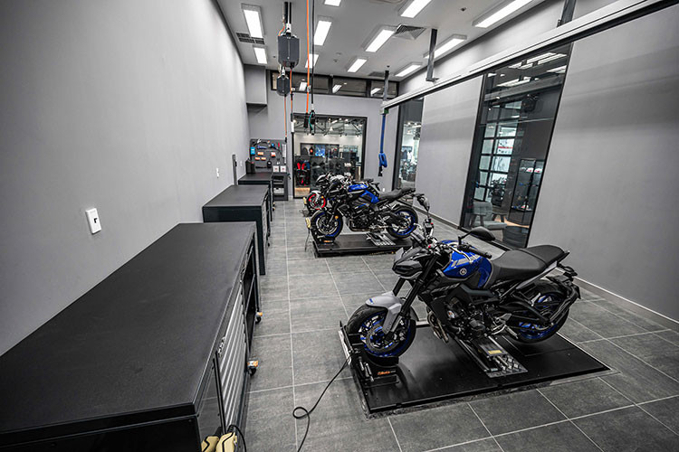 Bên cạnh đó, mẫu xe MT-07 hoàn toàn mới với khối động cơ crossplane 2 xy lanh 689cc mạnh mẽ, cho mô men xoắn cực đại 67 Nm rất sớm tại vòng tua 6.500 vòng/phút và trọng lượng ướt chỉ 184kg, đi cùng hệ thống phanh 4-piston kích thước lớn 298mm. Với giá bán 259 triệu đồng cho ba màu xanh, xám và đen.