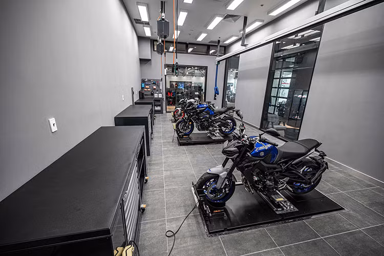 Bên cạnh đó, mẫu xe MT-07 hoàn toàn mới với khối động cơ crossplane 2 xy lanh 689cc mạnh mẽ, cho mô men xoắn cực đại 67 Nm rất sớm tại vòng tua 6.500 vòng/phút và trọng lượng ướt chỉ 184kg, đi cùng hệ thống phanh 4-piston kích thước lớn 298mm. Với giá bán 259 triệu đồng cho ba màu xanh, xám và đen.