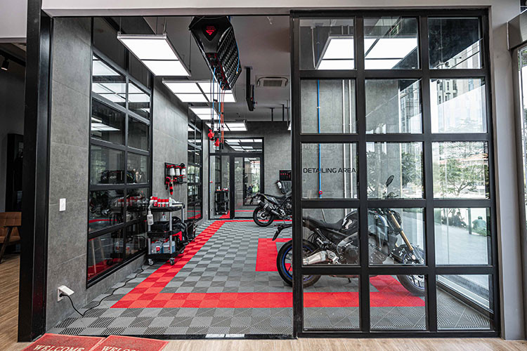 Cặp đôi hyper naked đình đám không kém chính là MT-09 và MT-09 SP, MT-09 sở hữu ngoại hình mạnh mẽ, tư thế lái thể thao, trang bị khối động cơ crossplane 3 xy lanh hoàn toàn mới có dung tích 890cc, công suất tối đa đạt 119 mã lực và mô men xoắn cực đại 93 Nm.MT-09 nổi bật nhờ hệ thống sang số nhanh hai chiều, khung sườn deltabox tiên tiến…