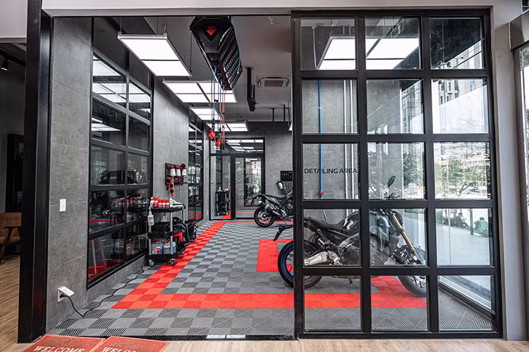 Cặp đôi hyper naked đình đám không kém chính là MT-09 và MT-09 SP, MT-09 sở hữu ngoại hình mạnh mẽ, tư thế lái thể thao, trang bị khối động cơ crossplane 3 xy lanh hoàn toàn mới có dung tích 890cc, công suất tối đa đạt 119 mã lực và mô men xoắn cực đại 93 Nm.MT-09 nổi bật nhờ hệ thống sang số nhanh hai chiều, khung sườn deltabox tiên tiến…