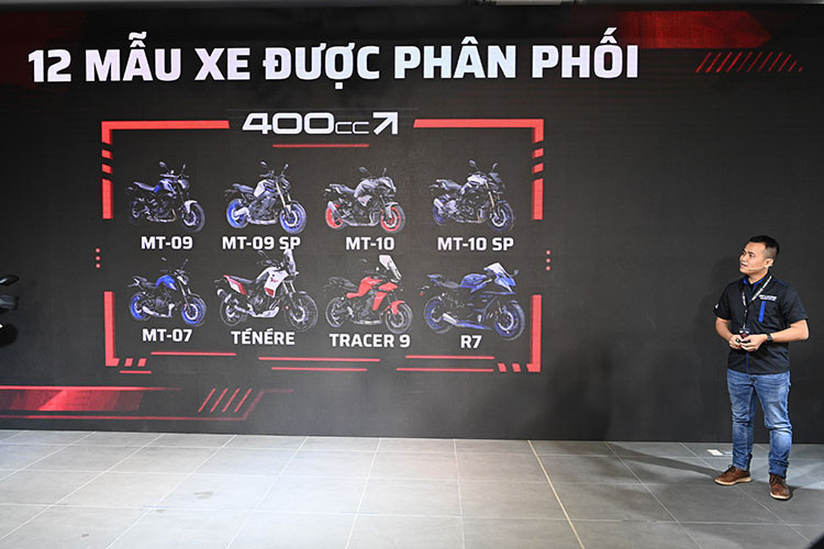 Cuối cùng, “át chủ bài” Tracer 9 là mẫu sport touring sử dụng động cơ crossplane cơ 3 xy lanh 890cc được thiết kế lại hoàn toàn, sản sinh mô-men xoắn mạnh hơn 6% và cho công suất tăng 3% so với thế hệ trước. Tracer 9 cũng sở hữu hệ thống điện tử tân tiến như cảm biến gia tốc quán tính IMU 6 trục, với hệ thống chống bó cứng phanh trong cua, hệ thống kiểm soát độ bám đường, chống bốc đầu và kiểm soát độ trượt bánh sau cặp đồng hồ TFT đa sắc rực rỡ độc đáo. xe giá bán 369 triệu đồng cho hai màu đỏ và đen.