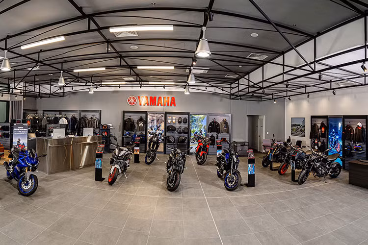 Đầu tiên, khu vực trưng bày có thể trưng bày hơn 17 mẫu xe, gồm các sản phẩm trên 400cc được nhập khẩu nguyên chiếc từ Nhật Bản và các xe có dung tích dưới 400c được nhập khẩu từ Indonesia. Ngoài ra, đây cũng là nơi trưng bày đa dạng các sản phẩm trang phục, phụ kiện thích hợp với từng phân khúc và loại xe khác nhau dành cho các tín đồ đam mê xe PKL nói chung.