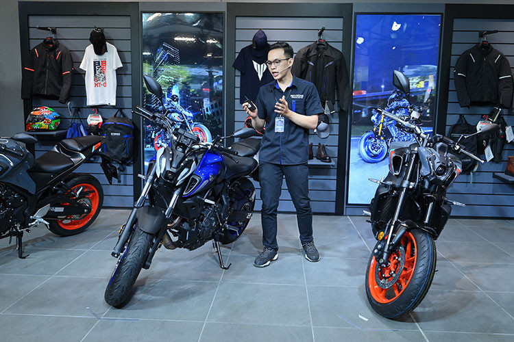 Hai khu vực Quick và Heavy Services được trang bị lên đến 7 bàn nâng và các trang thiết bị nhập khẩu để thực hiện đầy đủ các hạng mục bảo dưỡng, nâng cấp và sửa chữa xe phân khối lớn. Revzone Workshop cũng là xưởng dịch vụ chính hãng đầu tiên thực hiện mảng chăm sóc xe tại Việt Nam với khả năng tiếp nhận 6 xe trong một thời điểm và trang bị phòng phủ (coating) chuyên dụng. 