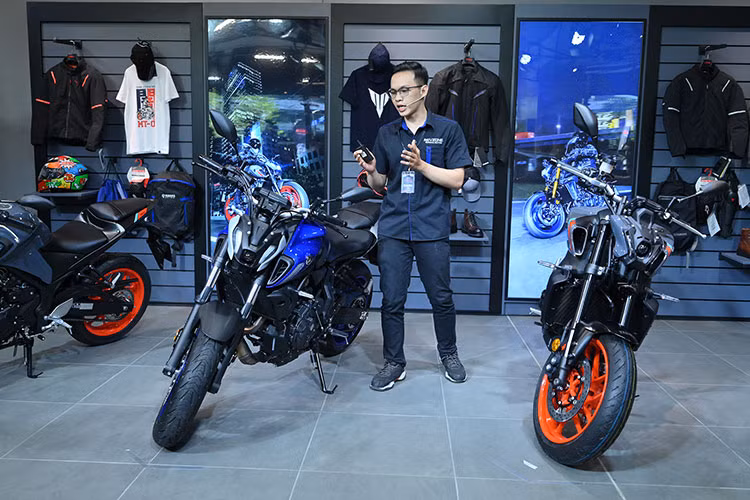 Hai khu vực Quick và Heavy Services được trang bị lên đến 7 bàn nâng và các trang thiết bị nhập khẩu để thực hiện đầy đủ các hạng mục bảo dưỡng, nâng cấp và sửa chữa xe phân khối lớn. Revzone Workshop cũng là xưởng dịch vụ chính hãng đầu tiên thực hiện mảng chăm sóc xe tại Việt Nam với khả năng tiếp nhận 6 xe trong một thời điểm và trang bị phòng phủ (coating) chuyên dụng. 