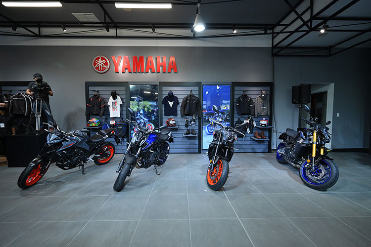 Kế tiếp, Revzone Workshop là khu vực xưởng dịch vụ được chú trọng đầu tư nhằm phục vụ cho toàn bộ khách hàng sử dụng xe phân khối lớn nói chung và xe Yamaha nói riêng, gồm 4 khu vực chính là Quick services (Bảo dưỡng và sửa chữa nhanh), Heavy services (sửa chữa nặng), Detailing (Chăm sóc xe) và khu vực chờ rộng rãi nơi khách hàng có thể dễ dàng quan sát quá trình làm dịch vụ.