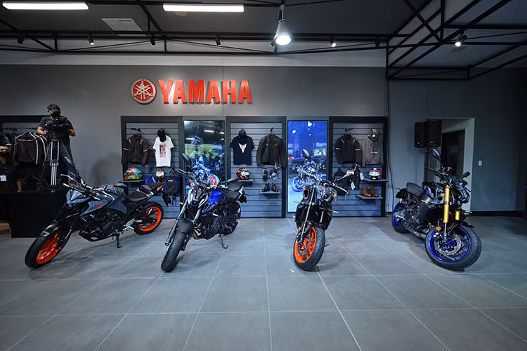 Kế tiếp, Revzone Workshop là khu vực xưởng dịch vụ được chú trọng đầu tư nhằm phục vụ cho toàn bộ khách hàng sử dụng xe phân khối lớn nói chung và xe Yamaha nói riêng, gồm 4 khu vực chính là Quick services (Bảo dưỡng và sửa chữa nhanh), Heavy services (sửa chữa nặng), Detailing (Chăm sóc xe) và khu vực chờ rộng rãi nơi khách hàng có thể dễ dàng quan sát quá trình làm dịch vụ.