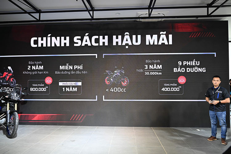 Mẫu xe supersport YZF-R7 hoàn toàn mới sử dụng động cơ crossplane 2 xy lanh 689cc, sản sinh 73 mã lực và mô men xoắn cực đại 67 Nm tại vòng tua 6.500 vòng/phút, hứa hẹn sẽ tạo nên những cú bức tốc đầy phấn khích. YZF-R7 có hai màu xanh và đen với giá bán chính thức 269 triệu đồng.