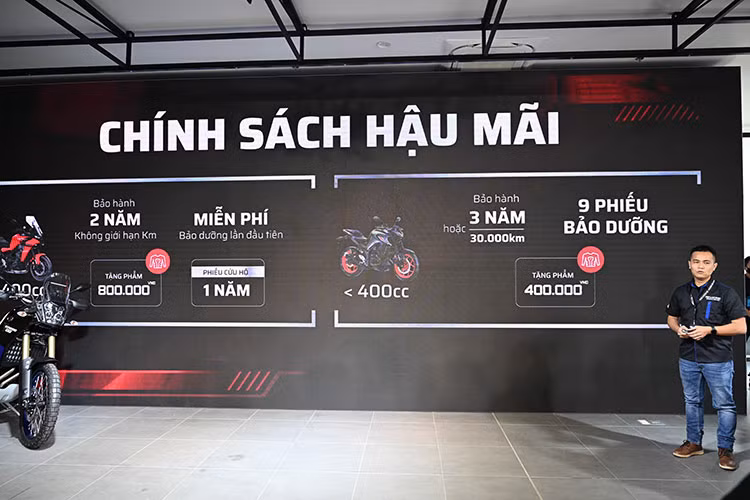 Mẫu xe supersport YZF-R7 hoàn toàn mới sử dụng động cơ crossplane 2 xy lanh 689cc, sản sinh 73 mã lực và mô men xoắn cực đại 67 Nm tại vòng tua 6.500 vòng/phút, hứa hẹn sẽ tạo nên những cú bức tốc đầy phấn khích. YZF-R7 có hai màu xanh và đen với giá bán chính thức 269 triệu đồng.