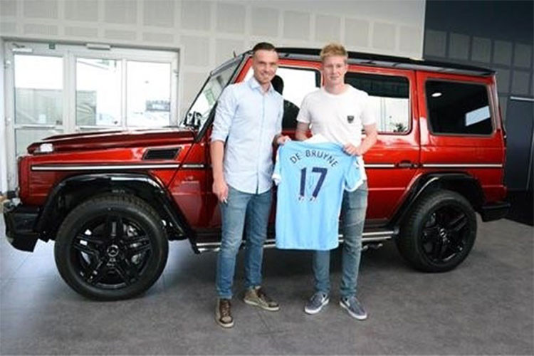 Tiền vệ tài hoa của đội tuyển Bỉ và CLB Manchester City - Kevin de Bruyne sở hữu một trong những mẫu off-road đắt nhất thế giới - Mercedes G63 AMG. Đây là mẫu xe đình đám của thương hiệu xe hạng sang Đức được người yêu xe đặt với cái tên là “ông vua địa hình”.