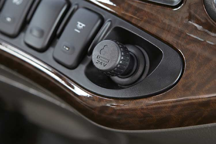 Cụm đồng hồ trung tâm của Hyundai New County mới hiện đại và sắc nét. Vô lăng hai chấu đặc trưng của County kết hợp với ghế lái điều chỉnh theo vị trí ngồi mang lại tư thế ngồi thoải mái cho người lái.