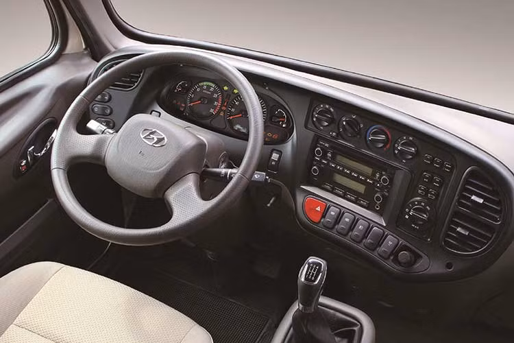 Xe được trang bị hàng ghế 2x2, lối đi ở giữa rất thuận tiện cho hành khách lên xuống xe. New County được trang bị cửa lên xuống điều chỉnh điện, giá để đồ cho hành khách trên cao, quạt thông gió, cửa gió điều hòa và đèn đọc sách đến từng vị trí ngồi giúp cho hành khách trên xe cảm thấy thoái mái cho mọi hành trình.