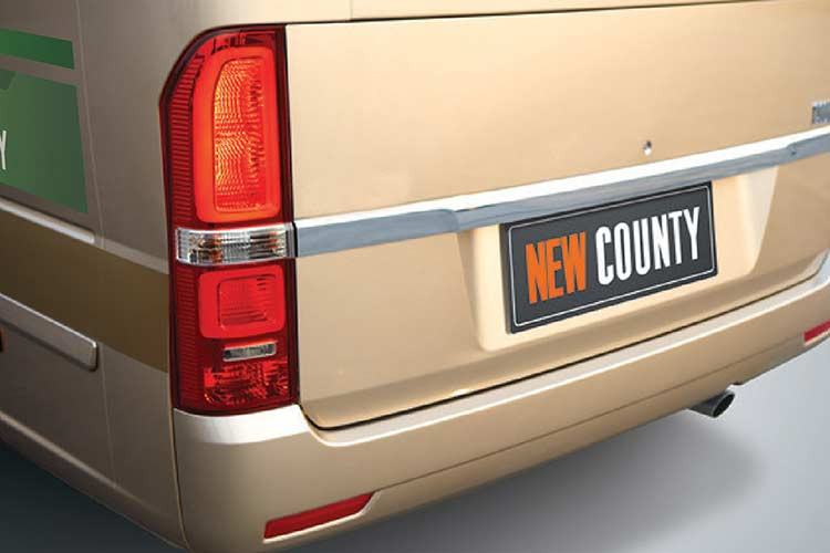 Phần đuôi xe cũng được thiết kế hoàn toàn mới, ấn tượng với cụm đèn hậu sắp xếp theo chiều dọc vô cùng hiện đại và tinh tế. Chính giữa nổi bật logo Huyndai, ngay phía dưới có một đường viền mạ crom sáng bóng mang lại vẻ đẹp hiện đại và sang trọng cho chiếc xe. Xe được trang bị đèn phanh trên cao mang lại sự an toàn tốt hơn khi vận hành.