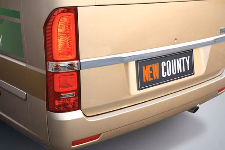 Phần đuôi xe cũng được thiết kế hoàn toàn mới, ấn tượng với cụm đèn hậu sắp xếp theo chiều dọc vô cùng hiện đại và tinh tế. Chính giữa nổi bật logo Huyndai, ngay phía dưới có một đường viền mạ crom sáng bóng mang lại vẻ đẹp hiện đại và sang trọng cho chiếc xe. Xe được trang bị đèn phanh trên cao mang lại sự an toàn tốt hơn khi vận hành.