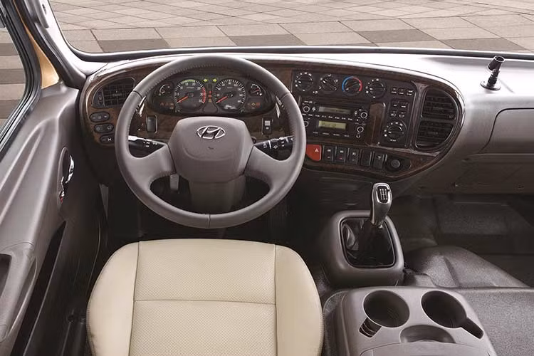 Khách hàng sẽ cảm thấy quen thuộc khi bước vào bên trong khoang nội thất của New County. Về nội thất, New County vẫn giữ những nét đặc trưng của riêng mình. Bảng điều khiển trung tâm được thiết kế cong, ốp vân gỗ sang trọng và rất dễ dàng để thao tác. New County được trang bị điều hòa tiêu chuẩn, đầu CD, kết nối radio, AUX.