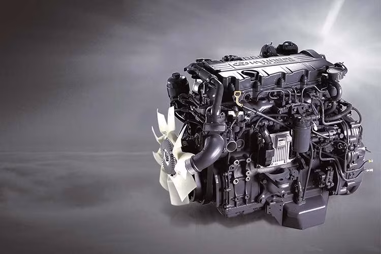 Vận hành chính là điểm mạnh của các dòng xe khách Hyundai. New County được trang bị động cơ D4GA cho công suất 140 mã lực, momen xoắn cực đại 372 Nm tại 1.400 (vòng/phút), đạt tiêu chuẩn khí thải Euro IV và được đánh giá cao về khả năng tiết kiệm nhiên liệu.