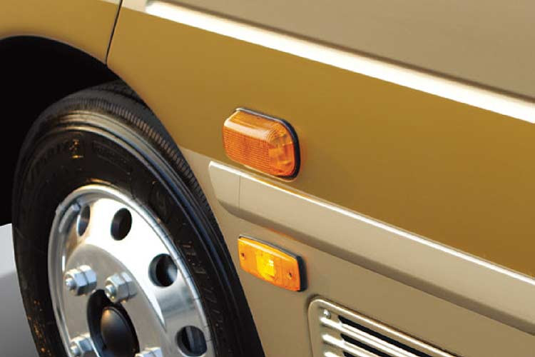 Hyundai New County 2018 được trang bị kính liền hai bên, cùng với hệ thống đèn báo rẽ hai bên sườn giúp an toàn hơn. Cửa xe được mở rộng một góc 70o kết hợp với bậc lên xuống rất thuận tiện. New County được trang bị bộ la zăng kích thước 7.50R16 cân đối với tổng thể xe. Ngăn chứa đồ phía sau xe được thiết kế rộng rãi và thuận tiện xếp và dỡ đồ.