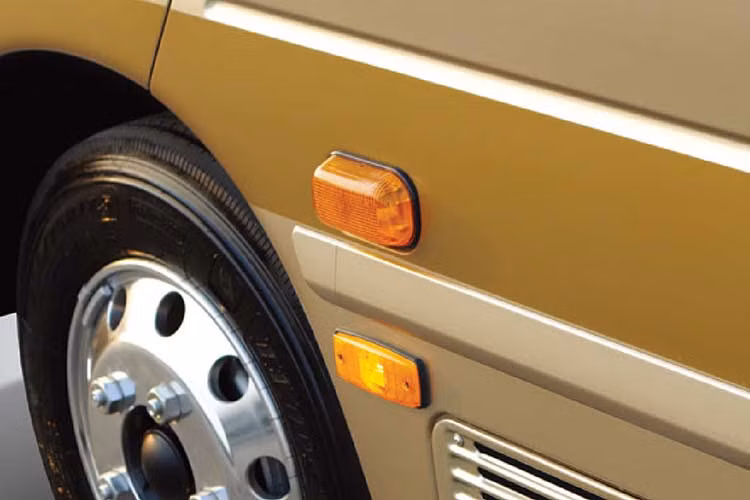 Hyundai New County 2018 được trang bị kính liền hai bên, cùng với hệ thống đèn báo rẽ hai bên sườn giúp an toàn hơn. Cửa xe được mở rộng một góc 70o kết hợp với bậc lên xuống rất thuận tiện. New County được trang bị bộ la zăng kích thước 7.50R16 cân đối với tổng thể xe. Ngăn chứa đồ phía sau xe được thiết kế rộng rãi và thuận tiện xếp và dỡ đồ.