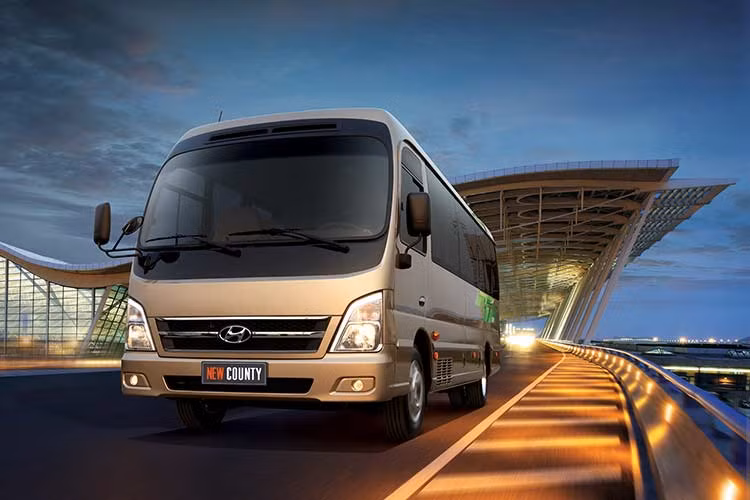 Từ lâu, cái tên xe buýt Hyundai County đã trở nên quen thuộc với khách hàng Việt Nam. Hyundai County là thương hiệu xe khách cao cấp, 29 chỗ, đã khẳng định được vị thế tại Việt Nam. Với chất lượng vượt trội, vận hành linh hoạt, bền bỉ, Hyundai County luôn là người bạn đồng hành tin cậy của khách hàng Việt Nam trên mọi cung đường.