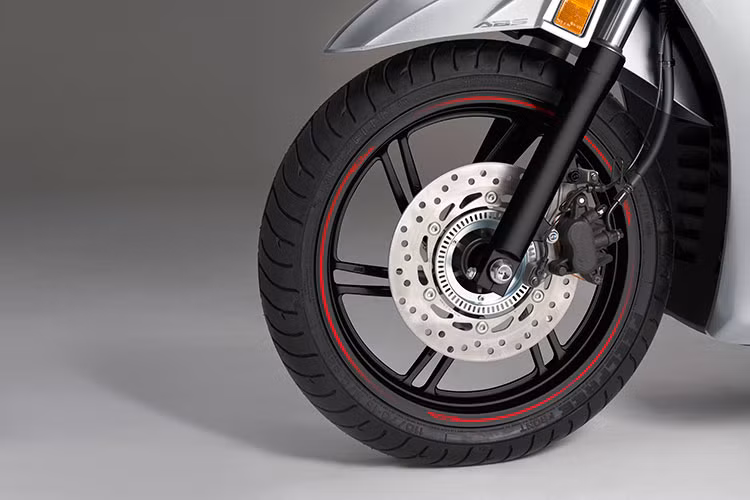 Hệ thống treo trước có phuộc ống lồng đường kính 35 mm và giảm xóc đôi phía sau với cánh tay đòn bằng nhôm đúc liên kết Oleo-Link dưới động cơ. Lốp xe có kích thước 110/70-16 ở phía trước và 130/70R16 ở phía sau, hệ thống phanh ABS hai kênh là tiêu chuẩn trên phanh đĩa đơn 256 mm ở phía trước và 240 mm ở phía sau, kết hợp với bộ vành 16 inch, tối ưu sự cân bằng, độ chắc chắn và sự linh hoạt khi di chuyển với tốc độ cao.