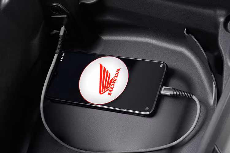 Nhằm giúp nâng tầm trải nghiệm cho khách hàng xe còn có chức năng kết nối bluetooth trên một mẫu xe máy đi kèm với ứng dụng My Honda+ trên điện thoại thông minh (thiết bị Apple iOS và Google Android) được phát triển với các tính năng như thông báo cuộc gọi, tin nhắn SMS/SNS trên màn hình đồng hồ xe, đồng thời khách hàng có thể đọc toàn bộ các thông tin xe... 