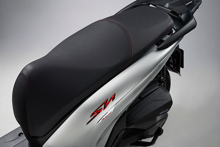 Theo HVN cho hay, một trong những điểm nhấn của diện mạo Honda SH350i hoàn toàn mới đó chính là bộ khung sườn được thiết kế mới với các chất liệu được lựa chọn kỹ lưỡng, nhằm đạt được sự yên tâm và thoải mái trong tư thế lái của khách hàng.