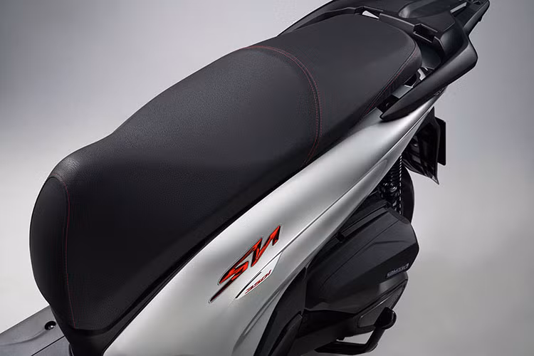 Theo HVN cho hay, một trong những điểm nhấn của diện mạo Honda SH350i hoàn toàn mới đó chính là bộ khung sườn được thiết kế mới với các chất liệu được lựa chọn kỹ lưỡng, nhằm đạt được sự yên tâm và thoải mái trong tư thế lái của khách hàng.