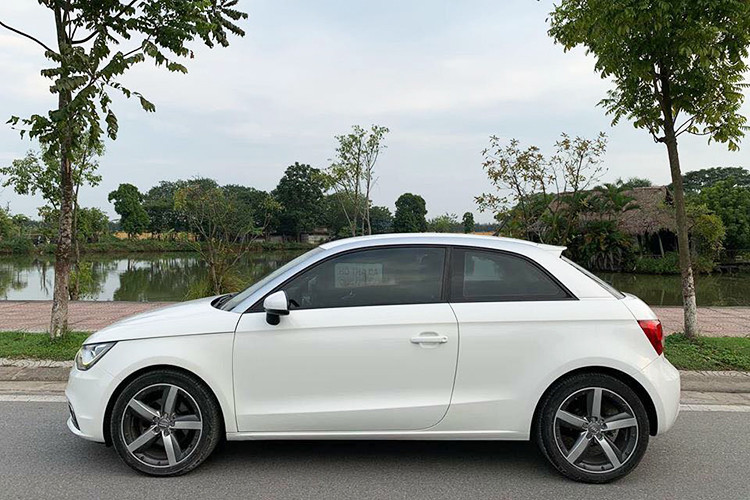 Hơn 500 triệu đồng là mức giá trung bình cho một chiếc Audi A1 đời 2010. Trên các trang mua bán xe cũ hiện nay, mức giá của mẫu xe sang này có thể dao động từ 50 triệu đến gần 700 triệu đồng tùy theo hình thức của xe. Giá bán sẽ đẩy lên cao hơn nếu lựa chọn A1 đời mới hơn.
