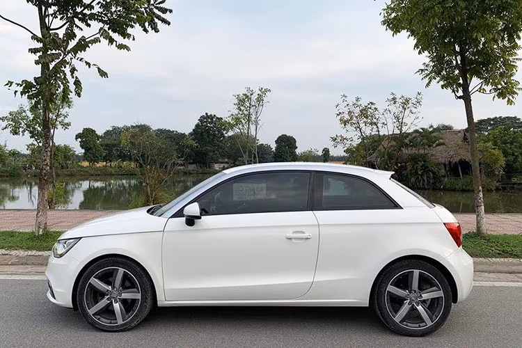 Hơn 500 triệu đồng là mức giá trung bình cho một chiếc Audi A1 đời 2010. Trên các trang mua bán xe cũ hiện nay, mức giá của mẫu xe sang này có thể dao động từ 50 triệu đến gần 700 triệu đồng tùy theo hình thức của xe. Giá bán sẽ đẩy lên cao hơn nếu lựa chọn A1 đời mới hơn.