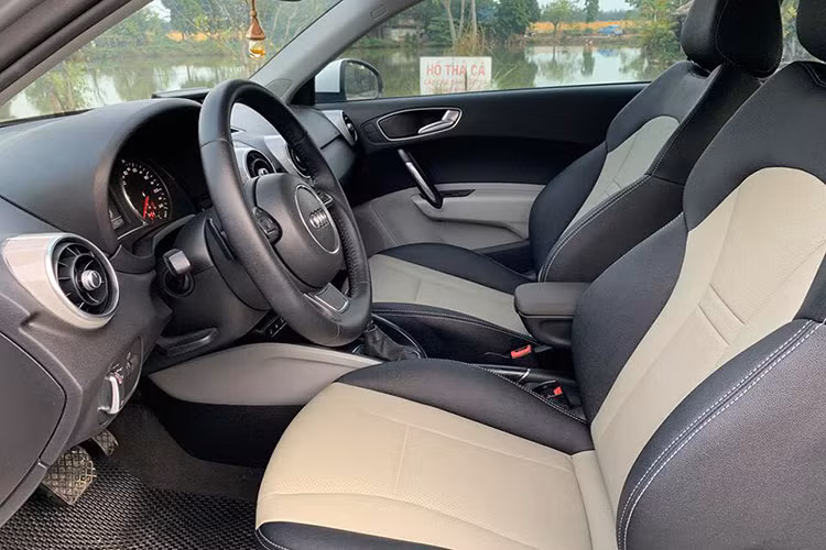 Trang bị an toàn cho mẫu xe sang giá rẻ này bao gồm; hệ thống cân bằng điện tử Electronic Stability Control (ESC), túi khí an toàn hàng ghế trước và sau, hệ thống chống bó cứng phanh ABS tiêu chuẩn...