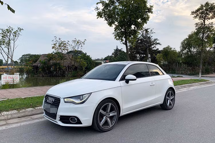 Một người dùng ở Hà Nội vừa rao bán chiếc xe sang giá rẻ Audi A1 đời 2010 chi 548 triệu đồng. Xe đã chạy quãng đường hơn 48 nghìn km. Audi A1 xuất hiện tại Việt Nam từ năm 2011, giá bán ở thời điểm này khoảng 60.000 USD. Nếu không tính chênh lệch tỷ giá, mẫu hatchback thể thao chỉ mất giá hơn 1 nửa sau nhiều năm sử dụng.