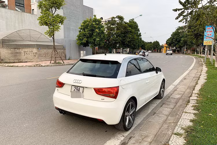 Xe sang giá rẻ Audi A1 có yếu tố thương hiệu, thiết kế đẹp, nội thất chất lượng và vận hành tốt dù đã 7 năm tuổi. Giá Audi A1 đời mới cùng hạng với Volkswagen Sirocco và Mini Cooper. Còn với đời cũ, người dùng có thể phân vân với một số mẫu xe Nhật như Toyota Yaris hay Honda City, dễ chăm sóc, bảo dưỡng và giữ giá tốt hơn.
