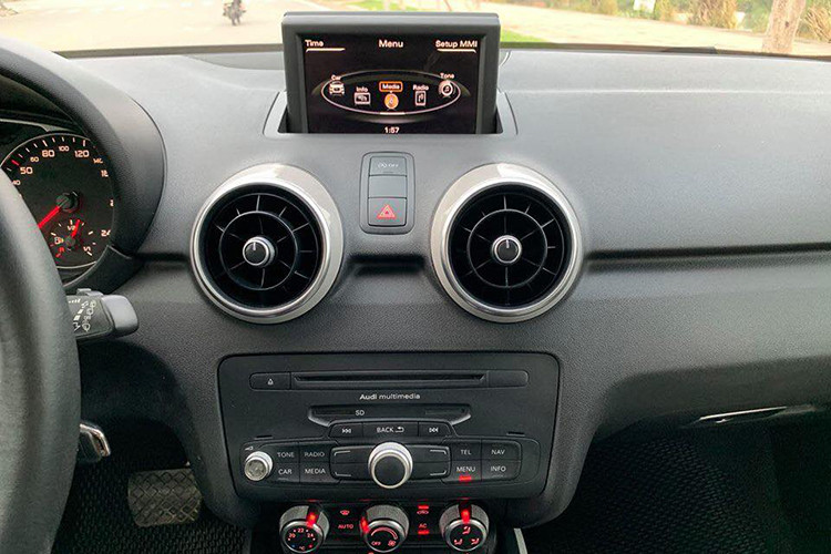 Xe được trang bị điều hòa hai vùng độc lập, bảng táp-lô thiết khế đơn giận cùng một màn hình cảm ứng kích thước 6.5 inch đặt chính giữa. Xe đi kèm 3 tùy chọn đáng chú ý khác bao gồm hệ thống định vị MMI Navigation Plus, dàn âm thanh Bose và hệ thống Audi Connect với tính năng kết nối các thiết bị di động.