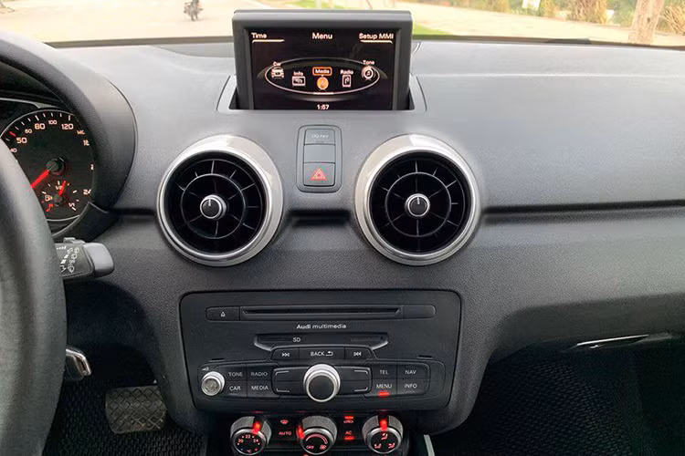 Xe được trang bị điều hòa hai vùng độc lập, bảng táp-lô thiết khế đơn giận cùng một màn hình cảm ứng kích thước 6.5 inch đặt chính giữa. Xe đi kèm 3 tùy chọn đáng chú ý khác bao gồm hệ thống định vị MMI Navigation Plus, dàn âm thanh Bose và hệ thống Audi Connect với tính năng kết nối các thiết bị di động.