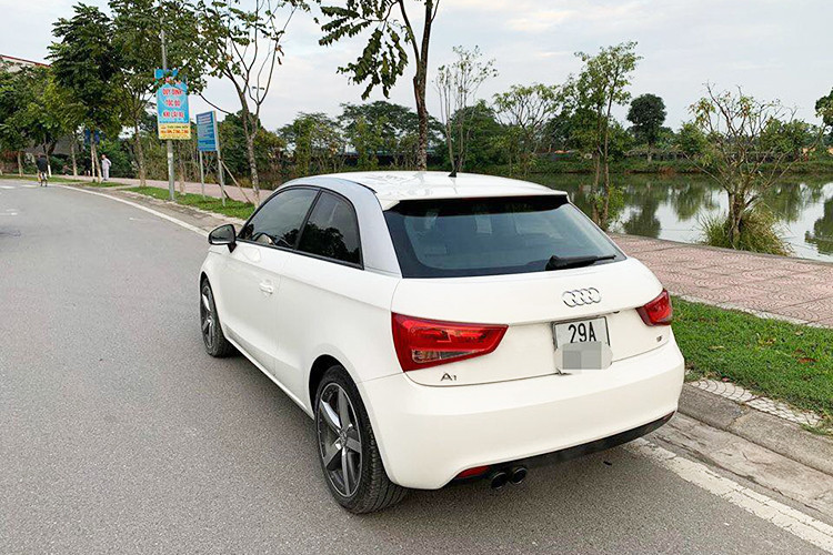 Xe được trang bị bộ la-zăng làm bằng hợp kim dạng 5 chấu kép, kích thước 17 inch, tuy nhiên thiết kế của bánh xe khá đơn giản. Phần đuôi của mẫu xe sang cỡ nhỏ này nổi bật với cụm đèn pha LED, thiết kế với các đường viền dạng bo tròn, mang đến sự nữ tính, trẻ trung. Đèn xi-nhan của xe cũng tích hợp trên đèn hậu khá ấn tượng.