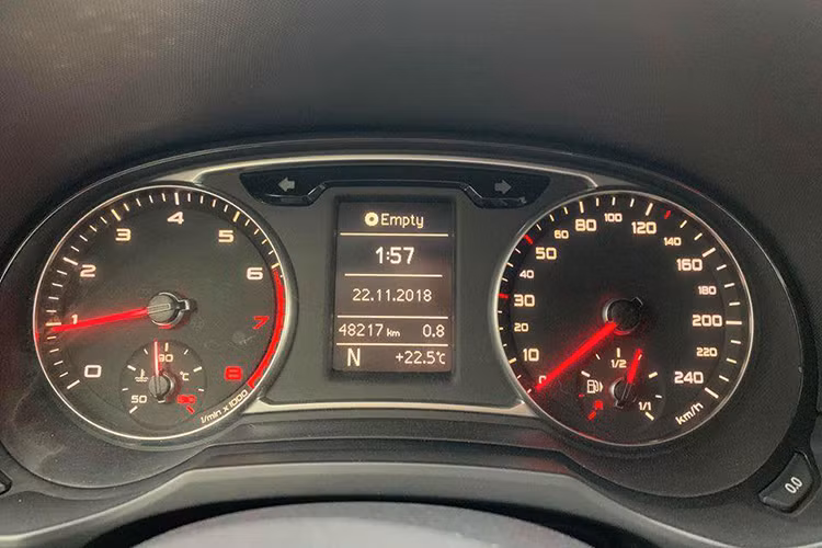 Phiên bản Audi A1 tại Việt Nam là bản 1.4l, xe được trang bị hộp số tự động 7 cấp S-tronic, cho công suất 122 mã lực và mô-men xoắn 200 Nm. Mức tiêu thụ nhiên liệu được công bố khá tiết kiệm so với các đối thủ.