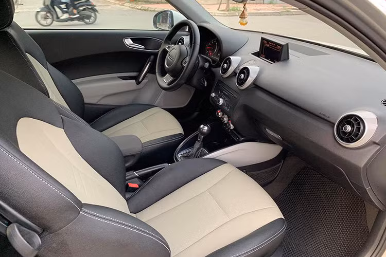 Nội thất của mẫu xe sang cỡ nhỏ Audi A1 với khoảng không gian lớn do hãng đã tăng kích thước của chiều dài của thân xe. Các chất liệu bằng da cùng sự tiện dụng mang đến sự thoải mái cho người sử dụng, vô lăng 3 chấu tích hợp một số phím chức năng tăng âm thanh, thoại rãnh tay...