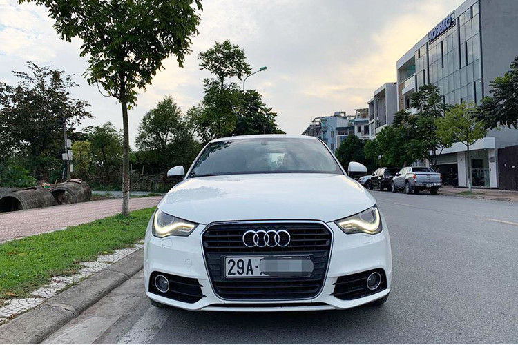 Về thiết kế, mẫu xe Audi A1 Sportback nổi bật ở phần ngoại thất sắc sảo, lưới tản nhiệt với các khe hút gió lớn, được sơn tông màu đen mờ, đi kèm là các chi tiết làm bằng kim loại sáng. Logo 4 vòng tròn đặt chính giữa, cụm đèn pha dạng led hiện đại, đèn sương mù thiết kế sắc nét.