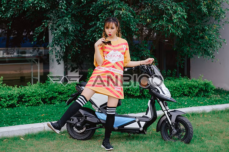 Phần đuôi xe được thiết kế hài hòa, cụm đèn hậu vuốt cao kết hợp chắn bùn góc cạnh, tay nắm cạnh yên xe bọc cao su mềm rất thuận tiện cho người dùng. Hộc chứa đồ dưới yên được lót lớp nỉ cao cấp, không gian chứa đồ nhỏ chỉ đủ cho vài vật dụng cá nhân nhỏ khác.