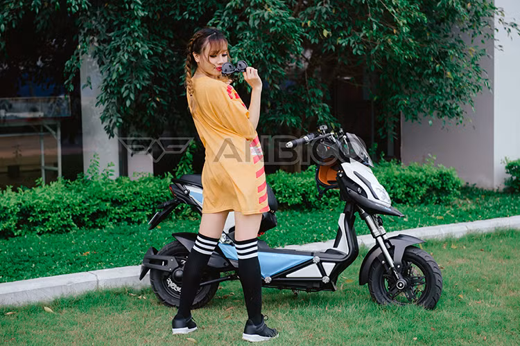 Cũng như các mẫu xe điện từng được ra mắt trong năm 2017 vừa qua của thương hiệu Anbico, Zoé cũng được trang bị hệ thống chống trộm với chìa khóa điều khiển từ xa điện tử tiện dụng cũng như hệ thống còi cảnh báo. Zoe sử dụng hai lốp không săm khiến bạn chẳng phải lo mỗi khi bị cán đinh trên đường. La zăng trước 5 chấu kép thể thao.