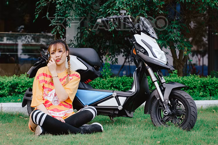 Teen Viet do ca tinh voi xe dien Anbico Zoe