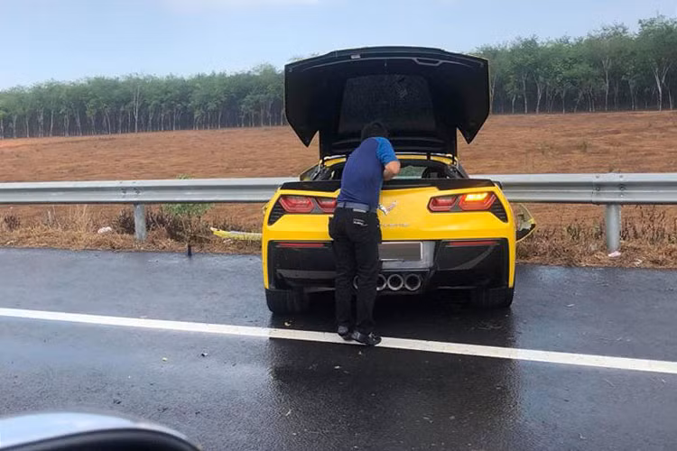 Bên trong khoang lái chiếc Chevrolet Corvette C7 Stingray gặp nạn trên cao tốc Long Thành - Dầu Giây túi khí vô-lăng cũng bung ra, một số phụ kiện và dàn áo của xe còn nằm rải rác khắp mặt đường cao tốc. Rất may mắn, không có ai bị thương trong vụ tai nạn đáng tiếc này.