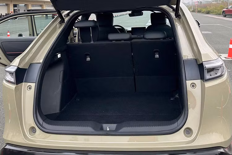 Theo công bố của hãng, HR-V hybrid tiết kiệm 30% nhiên liệu hơn bản động cơ đốt trong. Về cơ bản, e:HEV của HR-V cùng cách thiết lập giống hai người anh Civic và CR-V. Điểm khác biệt là hai mẫu xe lớn hơn sử dụng máy xăng 2.0 thay vì 1.5.